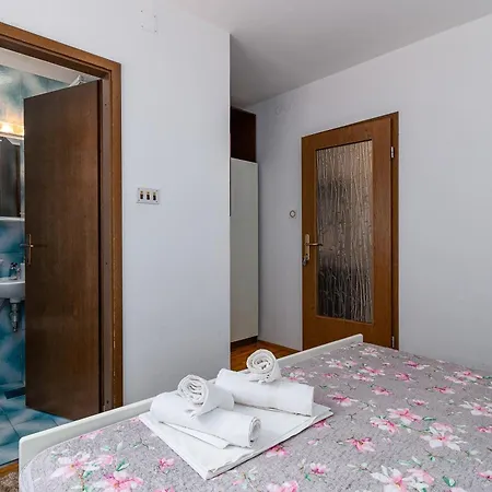 Apartment With A Parking Space - 5494 Crikvenica